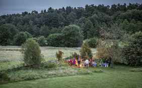 Lagerfeuer auf der großen Wiese am Haus